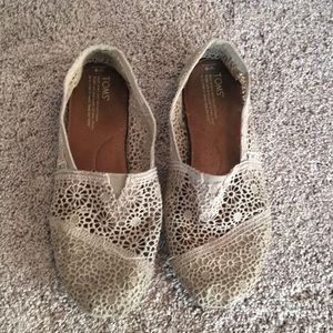 Size 9 grey crochet toms